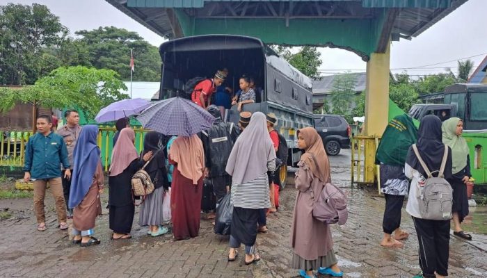 Polsek Ganra Evakuasi Santri Terisolasi Akibat Banjir