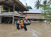 Jembatan Putus Akibat Diterjang Banjir, Personil Polsek Sabbangparu bersama Tim Sar Brimob Polda Sulsel Lakukan Perbaikan dan Evakuasi Warga