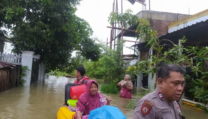 Gerak Cepat Pammat Subdit Gasum Polda Sulsel Evakuasi Korban Banjir di Makassar