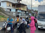 Satlantas dan SDM Polres Soppeng Bagikan Takjil di dua Lokasi