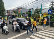 Indahnya Berbagi di Bulan Penuh Berkah, Polres Soppeng Bagikan Takjil kepada Pengendara