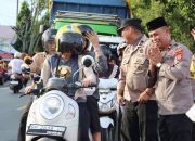 Berbagi Berkah di Bulan Suci, Polsek Belopa Polres Luwu Bagikan Takjil untuk Masyarakat