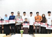 Bupati dan Wabup Soppeng Serahkan Bantuan Rp 50 Juta untuk Korban Longsor di Mattabulu