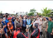 Antusiasme Sambut Gubernur Sulbar dan Bupati Mamuju  Warga Padati Gerbang Selatan Mamuju