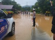 Kapolsek Larompong Bersama Tim Gabungan Gerak Cepat Evakuasi Warga dan Mengatur Lalulintas Dijalur Trans Sulawesi
