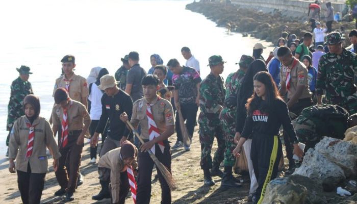 Sinergi TNI-POLRI, Pemda & Masyarakat Aksi Bersih Pantai mamuju
