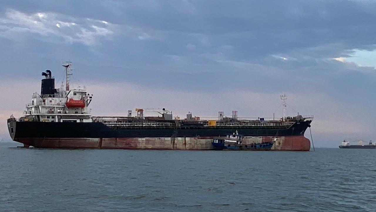 Akibat Cuaca Buruk, Dua Kapal Niaga Tabrakan di Perairan Batam