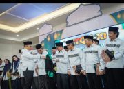 Penyerahan Bantuan Hibah dan Beasiswa dari Gubernur dan Wagub Saat Pembukaan STQH ke-XI Sulbar