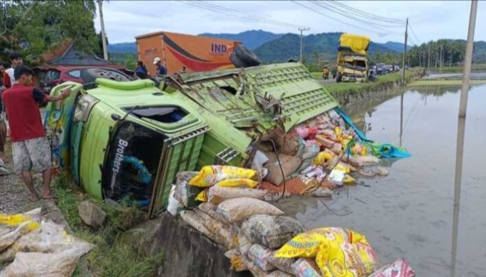 Tabrakan Beruntun di Desa Paku, Sat Lantas Polres Polman Mendatangi TKP