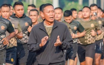 Jaga Kondisi Prima, Pangkostrad Pimpin Aerobik di Monas