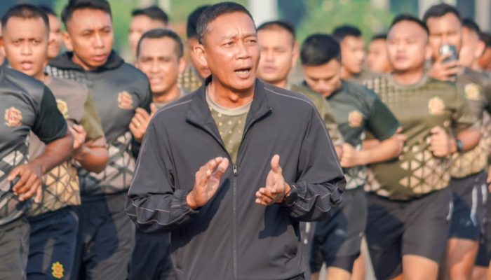 Jaga Kondisi Prima, Pangkostrad Pimpin Aerobik di Monas