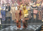 Tampil Memukau dengan Tenun Sekomandi,Ketua dan Wakil Ketua Bhayangkari Polda Sulbar