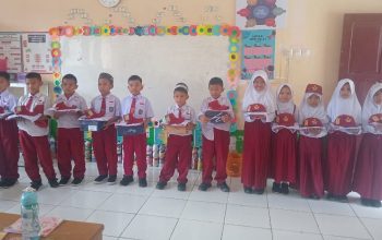 Tunaikan Janji Politik, Bupati Soppeng Bagikan 5.043 Paket Seragam Sekolah Gratis
