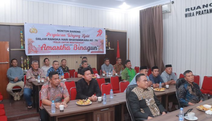 Peringati Hari Bhayangkara ke-79, Polres Wajo Gelar NOBAR Pagelaran Wayang Kulit