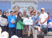 Pemkesra Sulbar Serahkan Bantuan di Majene, Pastikan Tidak Ada Anak-anak Terhambat Melanjutkan Pendidikan Tinggi