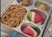 Menu MBG SMPN 2 Mamuju,Isinya Mie Goreng dan Buah  Semangka