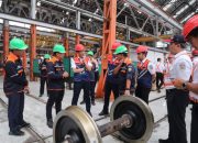 Direktur Utama KAI Tinjau Balai Yasa dan Dipo Manggarai, Perkuat Keselamatan dan Kesiapan Sarana Jelang Nataru
