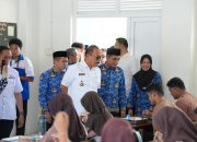 Kepala BPKPD Sulbar Dampingi Gubernur Suhardi Duka Tinjau SMKN 1 Rangas, Pastikan Program MBG Berjalan Lancar