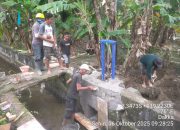 Gotong Royong Petani dan Petugas Pasang Pintu Air Tersier di Saluran Irigasi Lakejo