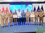 Komitmen Tingkatkan Kesadaran Hukum Masyarakat, Bupati Lutra Terima Penghargaan dari Kemenkum