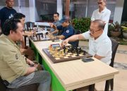 Gubernur Sulbar dan Ketua Percasi Lakukan Eksebisi Catur Jelang Launching Maskot Kejurnas 2025