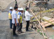 Kontrol Langsung Kualitas Proyek, Bupati Suwardi Haseng Kunjungi Lokasi Jembatan Salokaraja