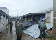 Personel Sat Brimob Polda Sulbar Sigap Bantu Korban Angin Kencang di Mamuju