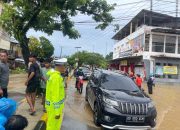 Hujan Bikin Macet Panjang, Tim Urai Ditlantas Polda Sulbar Gerak Cepat Atasi Kemacetan di SPBU Kali Mamuju