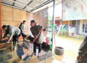 Personel Brimob Polda Sulbar Sigap Bantu Warga Terdampak Banjir di Mamuju
