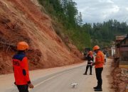 BPBD Sulbar Tinjau Kondisi Terkini Tanah Longsor di Jalan Poros Bombong – Lambe Mamasa
