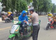 PJR Polda Sulbar Tebar Kebaikan di Jumat Berkah: “Polisi Menyapa” Sentuh Hati Warga Mamuju