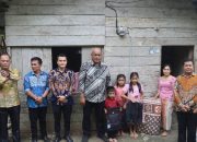 Bupati Nias Utara Dan Anggota DPRD Dapil I Kunjungi Janda Kesusahan, Janji Bantu Perbaiki Rumah