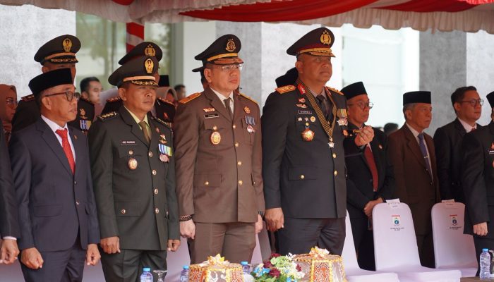 Kapolda Sulbar Hadiri Upacara Hari Pahlawan: Semangat Juang Terus Membara!