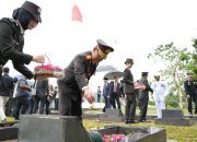 Tabur Bunga di TMP, Kapolda Sulbar: Jasa Pahlawan Takkan Pernah Terlupa!