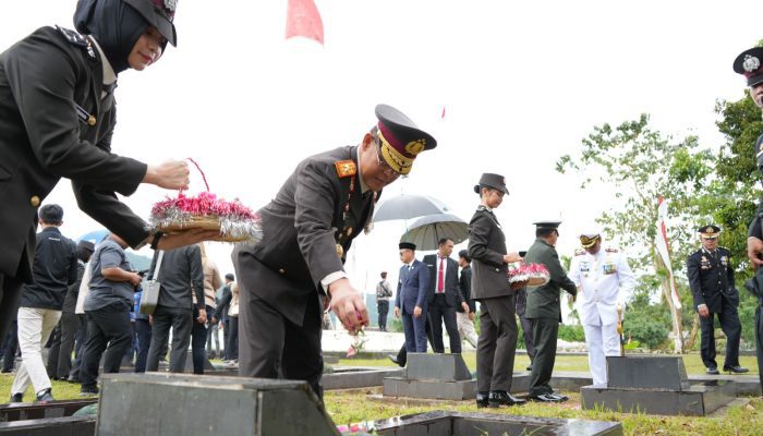 Tabur Bunga di TMP, Kapolda Sulbar: Jasa Pahlawan Takkan Pernah Terlupa!