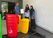 DLH Sulbar Serahkan Bantuan Tempat Sampah Terpilah kepada Sekolah Adiwiyata di Mamuju