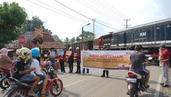 KAI Divre III Palembang Imbau Pengendara Untuk Berhati-hati Ketika Melintas di Perlintasan Kereta Api