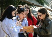 Mengapa Gaya Hidup Teman Bisa Jadi Musuh Dompet Sendiri?