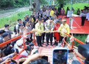 Kapolda Sulsel Resmikan Jembatan Gantung Satya Haprabu Lakellu di Desa Watu, Kabupaten Soppeng