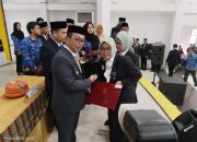 Bupati Soppeng Serahkan Satyalancana Karya Satya dan Penghargaan ASN Berprestasi 2025