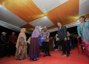 Natal Penuh Kebersamaan, Gubernur Sulbar Beri Bingkisan untuk Komunitas Ojek dan Penjual Sayur