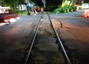KAI Daop 8 Surabaya Lakukan Perbaikan Perlintasan Sebidang JPL 36 Jalan Deltasari, Pengendara Diimbau Antisipasi