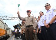 Menko AHY Tinjau Langsung Angkutan Natal dan Tahun Baru, Sapa Penumpang dan Lepas Keberangkatan KA Cakrabuana di Gambir