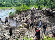 Brimob Polda Sulsel Bangun Jembatan Darurat di Kab. Barru, Bantu Akses Masyarakat