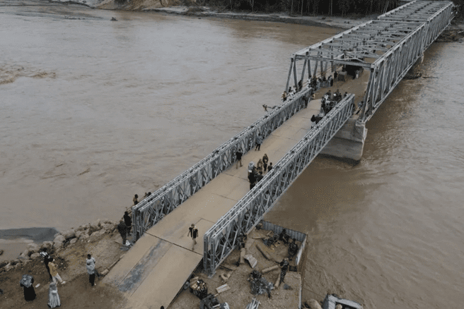 Foto udara masyarakat memanfaatkan lalulintas di jembatan bailey Teupin Mane sebagai akses jalan nasional Bireuen - Bener Meriah yang kembali fungsional, Foto by ANTARA/HO/Humas Pemprov Aceh    