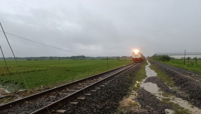 Jalur KA Tegowanu – Brumbung Aman Dilalui Usai Genangan Surut dan Dilakukan Penanganan Tim Daop 4, Perjalanan KA Normal Kembali