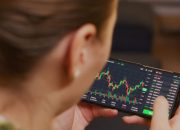 Harga Emas (XAU/USD) 16 Februari 2026 Stabil di $4.993, Pasar Tunggu Sinyal The Fed