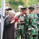 Momen Haru Hj. Fatmawati Salim Terima Lipatan Merah Putih Usai Upacara Pemakaman Militer