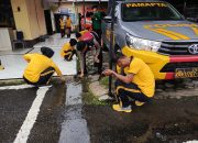 Semangat Jumat Bersih, Personel Polres Pinrang Gelar Korvei di Lingkungan Mako