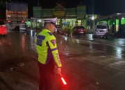 Meski Diguyur Hujan, Personel Gabungan Polres Soppeng Amankan Salat Tarawih